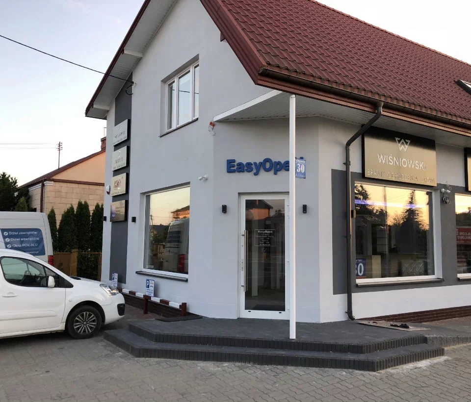 Salon Easy Open przy ul. Warszawskiej 30 w Mińsku Mazowieckim — narożne wejście z szyldami producentów